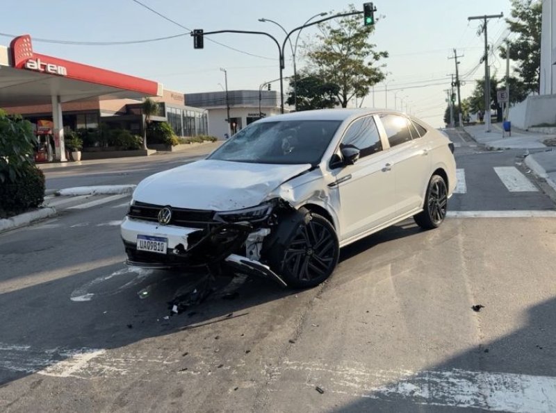 Motociclista fica ferido após colisão com carro em cruzamento de Ji-Paraná