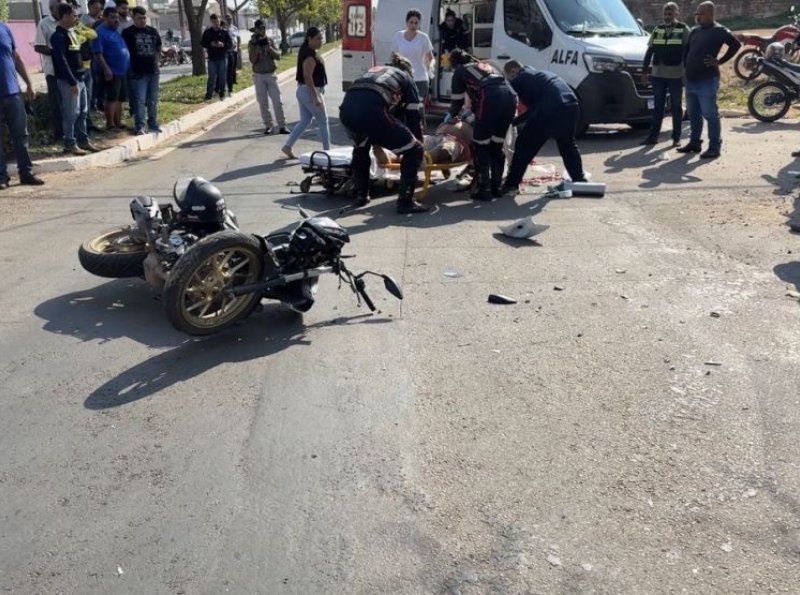 Colisão entre carro e motocicleta deixa homem gravemente ferido em Ji-Paraná