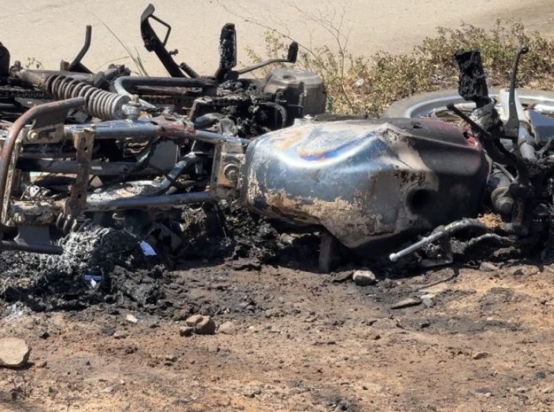 Batida durante conversão provoca incêndio e destrói motocicleta em Ji-Paraná