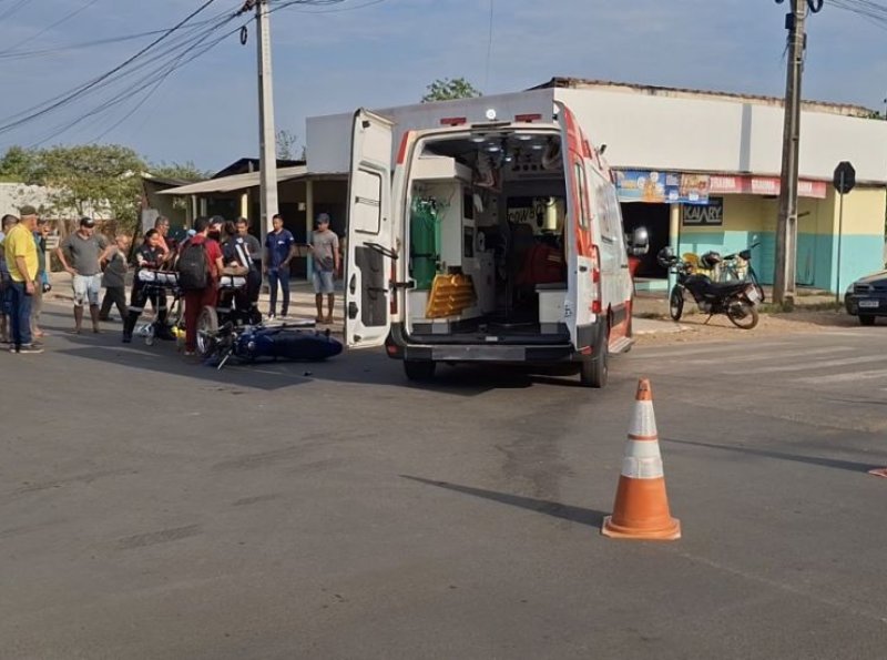 Acidente deixa duas pessoas feridas após colisão entre moto e caminhão na T-26