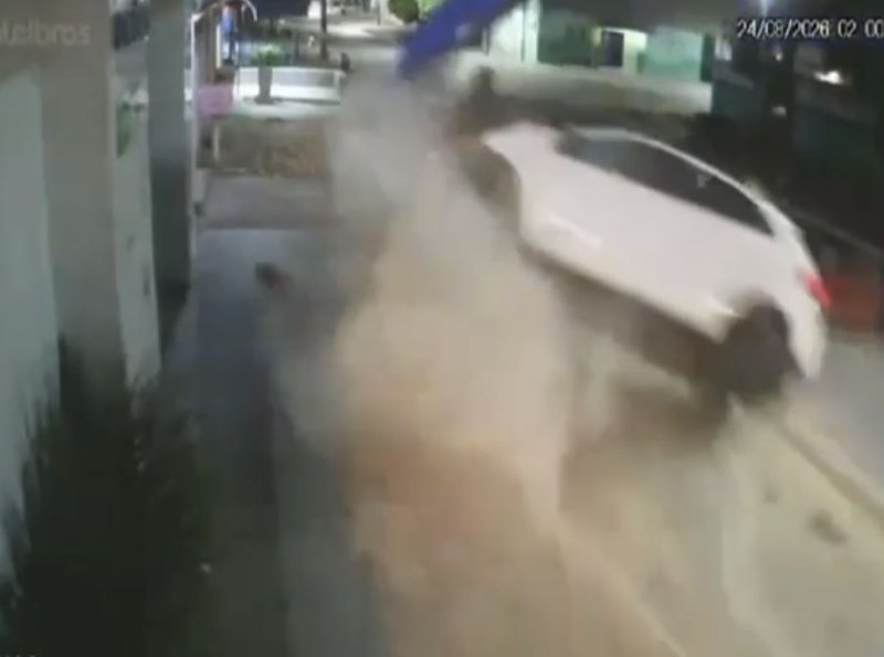 Carro capota após bater contra placa luminosa em avenida de Ji-Paraná