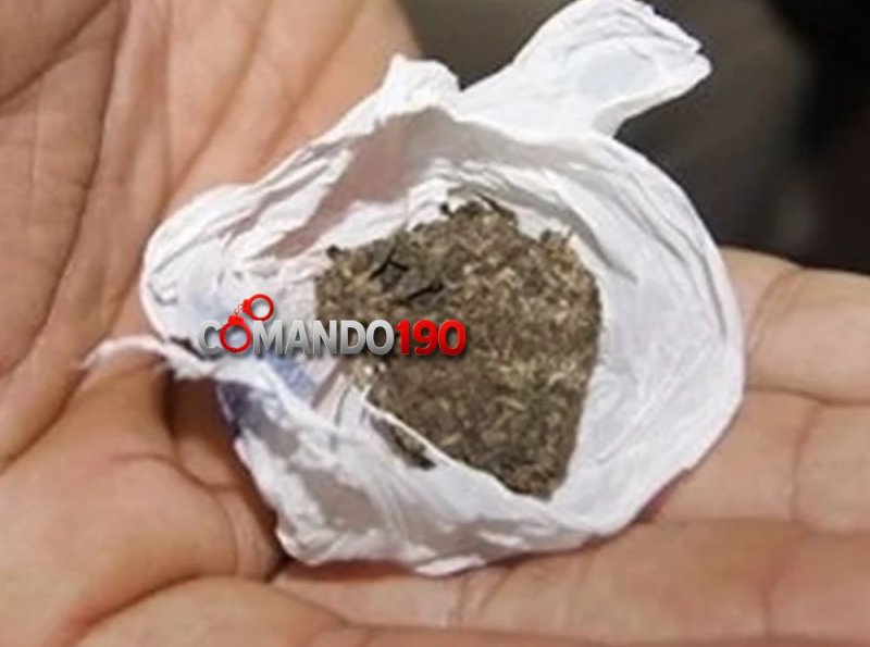 Jovem é flagrado com porções de maconha durante patrulhamento noturno