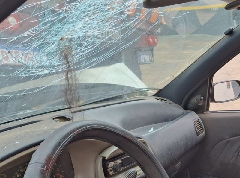 Mulher fica ferida após carro bater contra carreta bitrem estacionada na BR-364, em Ji-Paraná