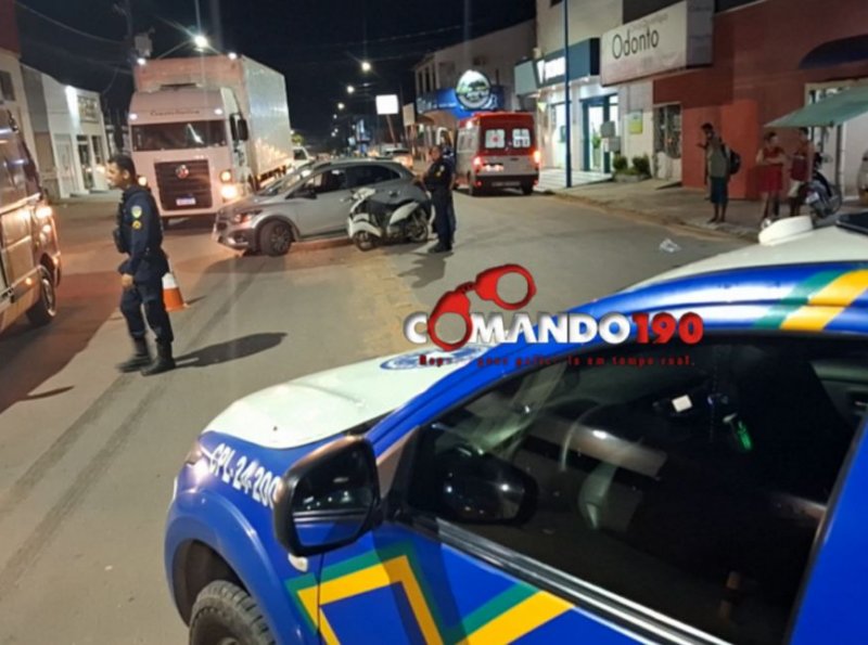 Mulher fica ferida após acidente entre carro e motoneta no bairro Nova Brasília