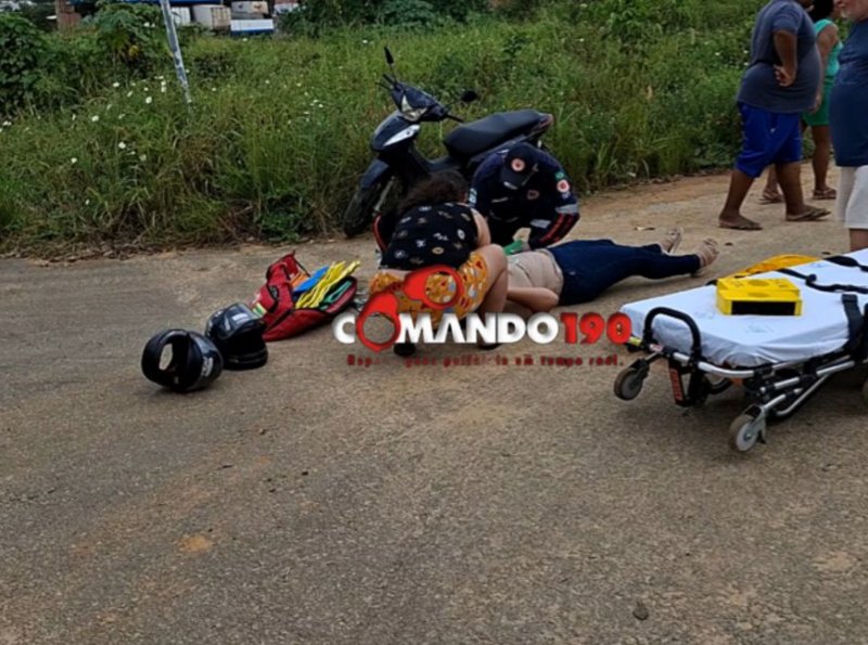 Mulher cai de motoneta após escorregar em areia e é levada ao hospital no segundo distrito de Ji-Paraná