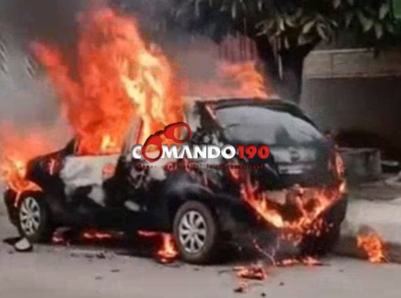 Incêndio criminoso destrói veículo na Avenida Brasil em Ji-Paraná