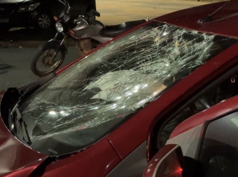 Motociclista fica ferida após colisão com carro no cruzamento da T-24 com a Avenida Brasil, em Ji-Paraná