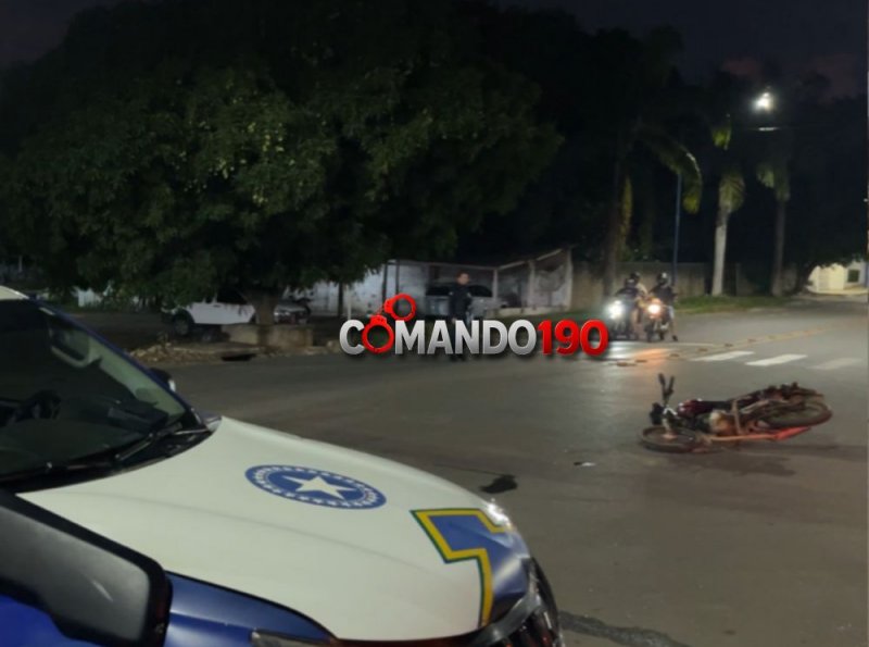 Colisão entre moto e reboque deixa casal ferido na Avenida Maringá