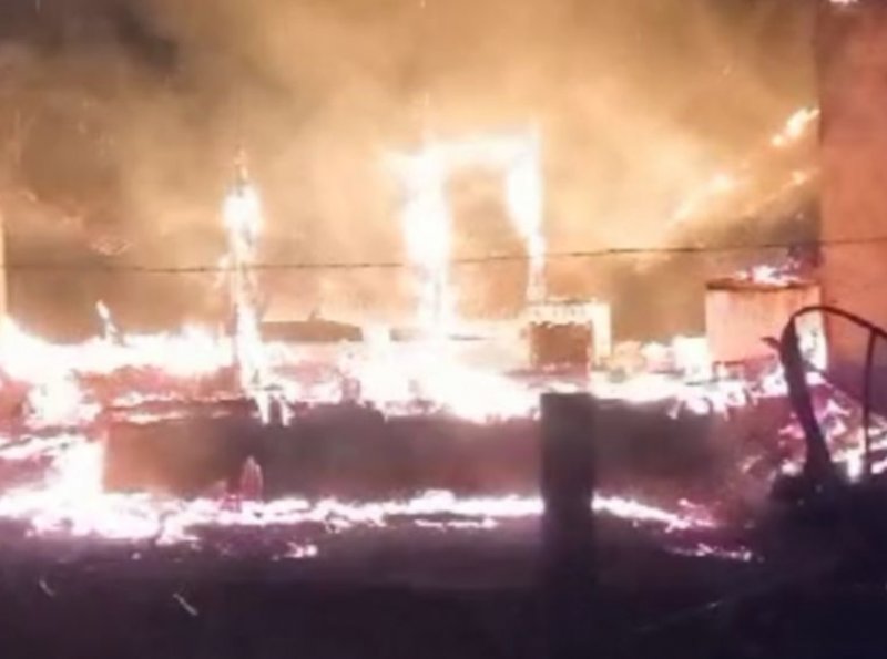 Casa é Destruída por fogo Durante Tempestade