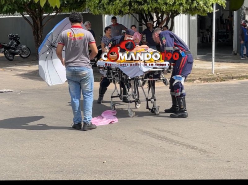 Condutor foge após colidir contra moto ocupada por mulher e criança em cruzamento movimentado