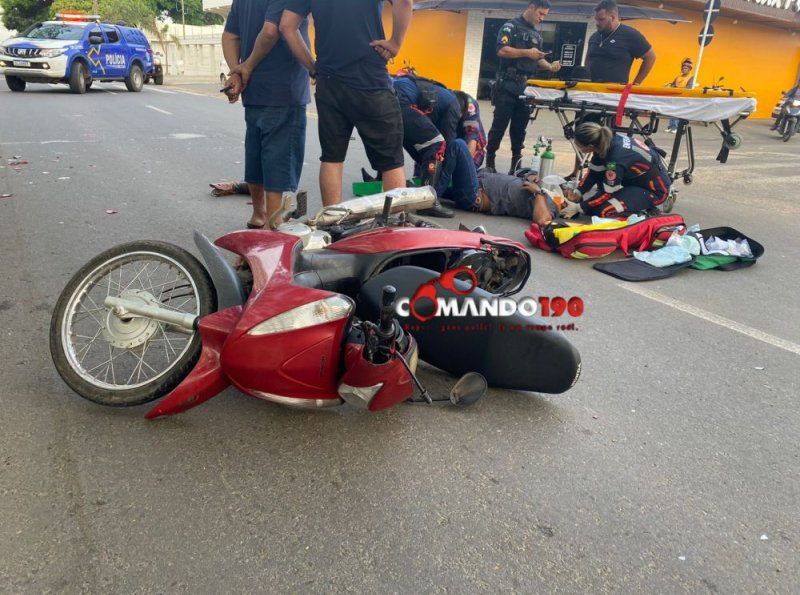 Motociclista colide em caminhonete estacionada e é socorrido pelo SAMU em Ji-Paraná