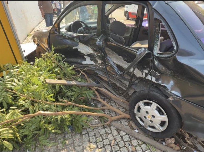 Grave acidente entre dois carros deixa três pessoas feridas em cruzamento da T14 com a Avenida Brasil