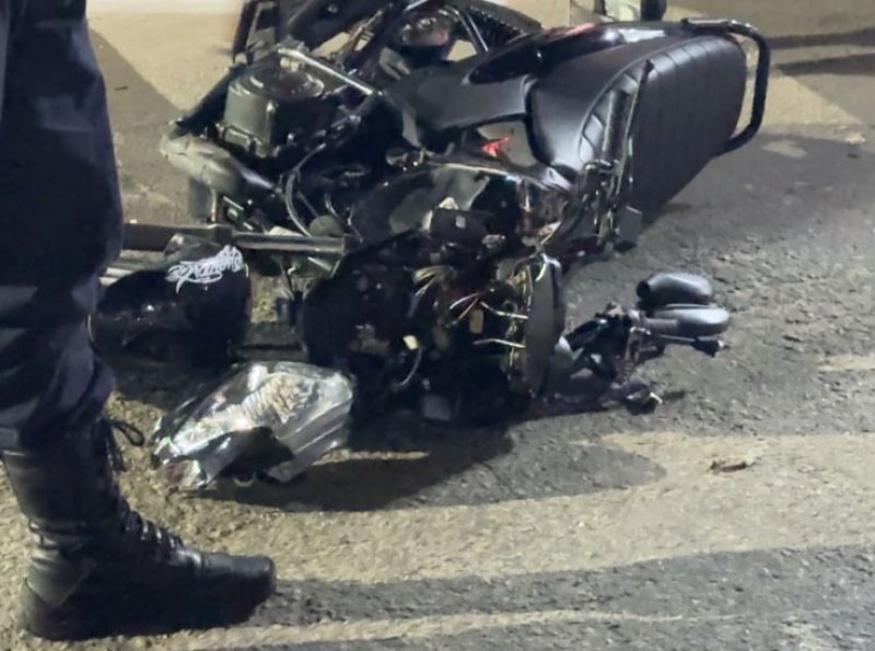 Motociclista fica ferido após colisão com caminhonete em cruzamento