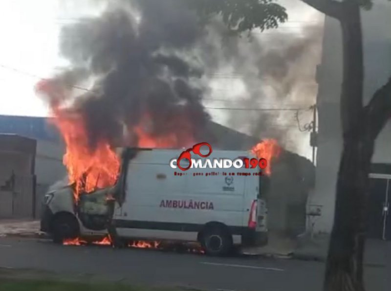 Ambulância Incendeia na Avenida 22 de Novembro em Ji-Paraná