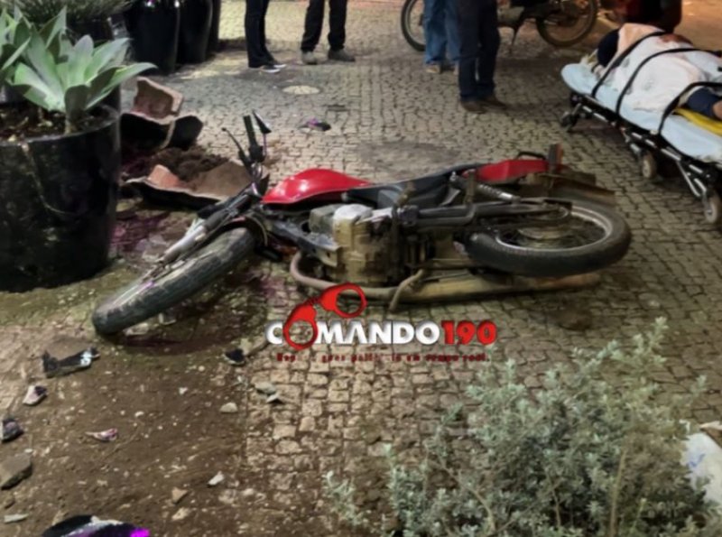 Após colisão com motocicleta, mulher perde o controle, sobe na calçada e atinge vasos em frente a viveiro