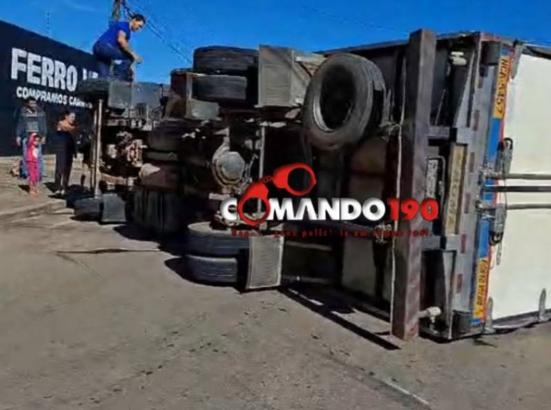 Acidente entre dois caminhões baú causa transtornos no trânsito em Ji-Paraná