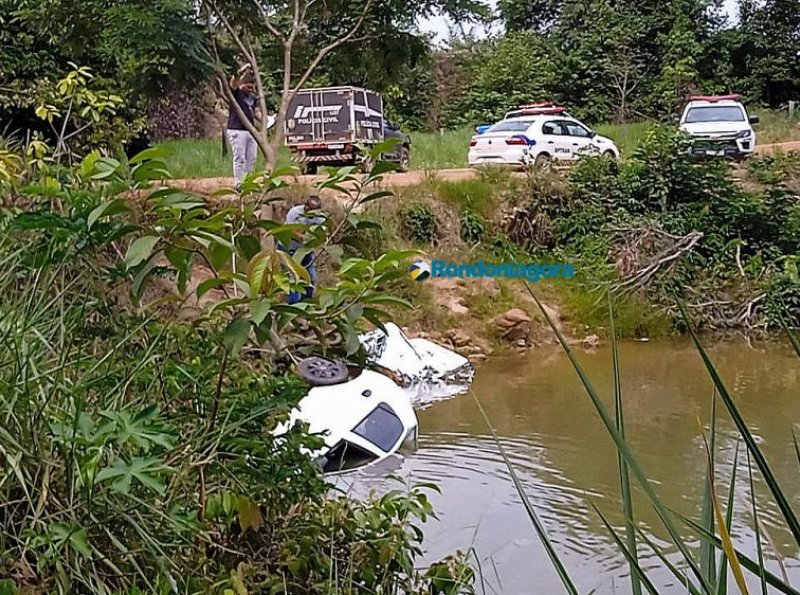 Motorista e passageiro morrem após carro cair em córrego