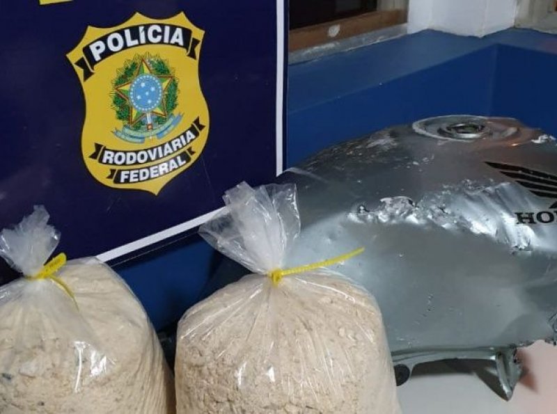 PRF e Bombeiros encontram 9 quilos de cocaína dentro de tanque de moto