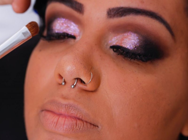 Maquiagem colorida com glitter: descubra a melhor forma de usar 