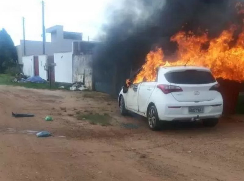 incêndio destrói carro em possível ato criminoso em Vilhena