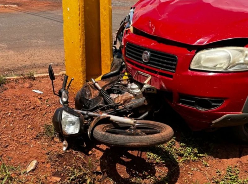 Moto fica prensada entre carro e poste após colisão 