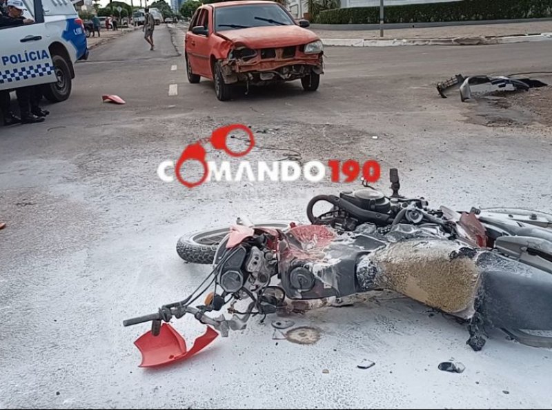 Motocicleta pega fogo após colidir contra dois veículos em Ji-Paraná 