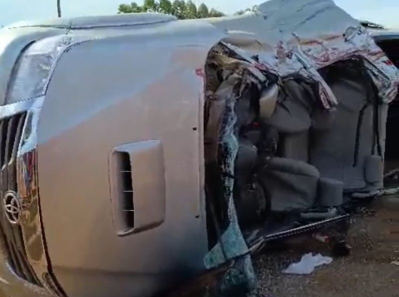 motorista de caminhonete fica preso às ferragens após bater de frente com carreta em Vilhena