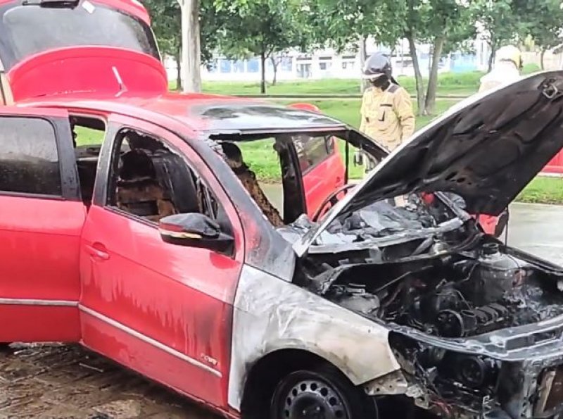 Carro Pega Fogo na Avenida Capitão Silvio em Ariquemes