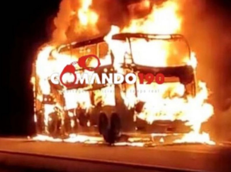 Ônibus em Rota para Porto Velho é Consumido pelas Chamas em Incidente Noturno