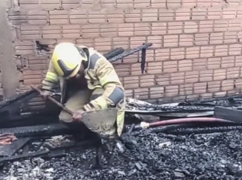 Corpo de Mulher Encontrado em Meio às Cinzas de Barracão Incendiado