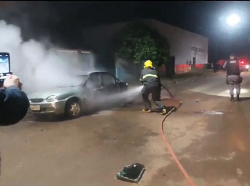 dupla em motocicleta dispara e incendeia carro estacionado na rua em Vilhena