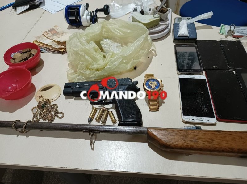 Polícia Militar Desmantela Ponto de Tráfico de Drogas e Apreende Armas em Residência no Bairro Primavera