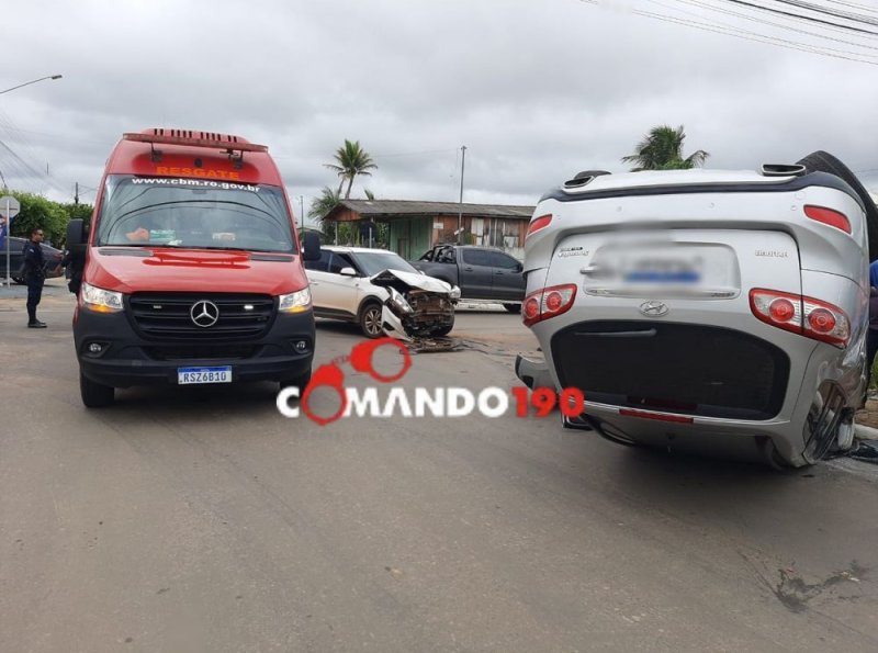 Colisão na Rua T-20: Acidente entre dois carros culmina em capotamento