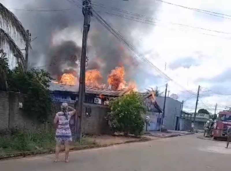 Duas crianças morrem carbonizadas durante incêndio em Ariquemes