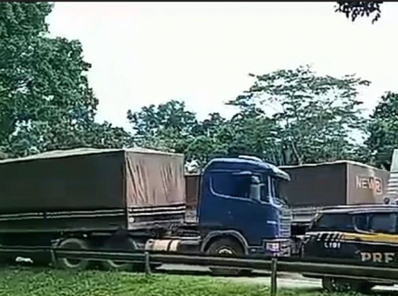 Carreta perde freio e volta de ré na entrada do morro Chico Mendes em Ouro Preto