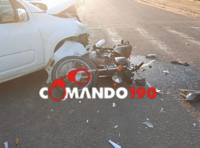 Grave acidente na Avenida Maringá envolvendo carro e moto em Ji-Paraná