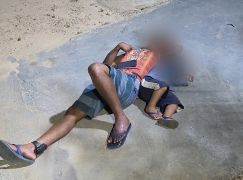Polícia Militar encontra criança de dois anos ao lado de homem desacordado durante a madrugada em Ji-Paraná