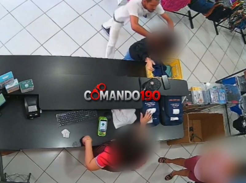 Homem é preso após agredir jovem em loja de roupas