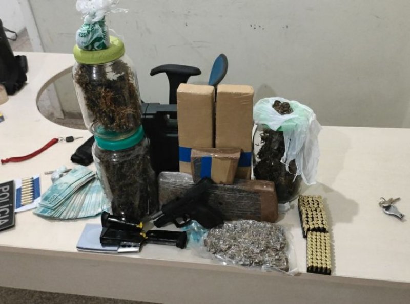 PM apreende quase 5 Kg de Maconha, pistola calibre 9mm e mais de R$ 16 mil reais em dinheiro, em Ji-Paraná