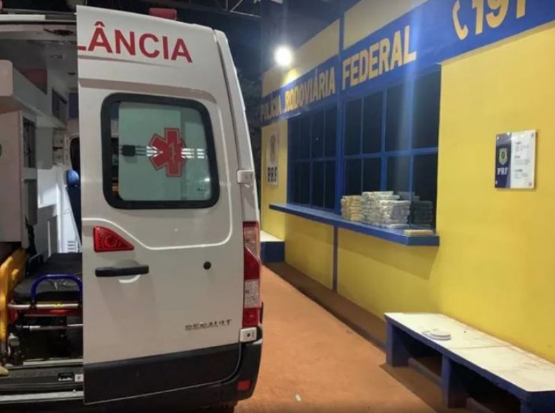 Ambulância que transportava bebê é apreendida com 64 tabletes de cocaína; VÍDEO