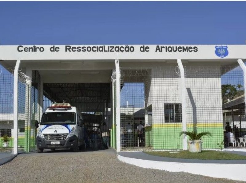 Nove detentos serram grades e fogem de presídio em Buritis, RO