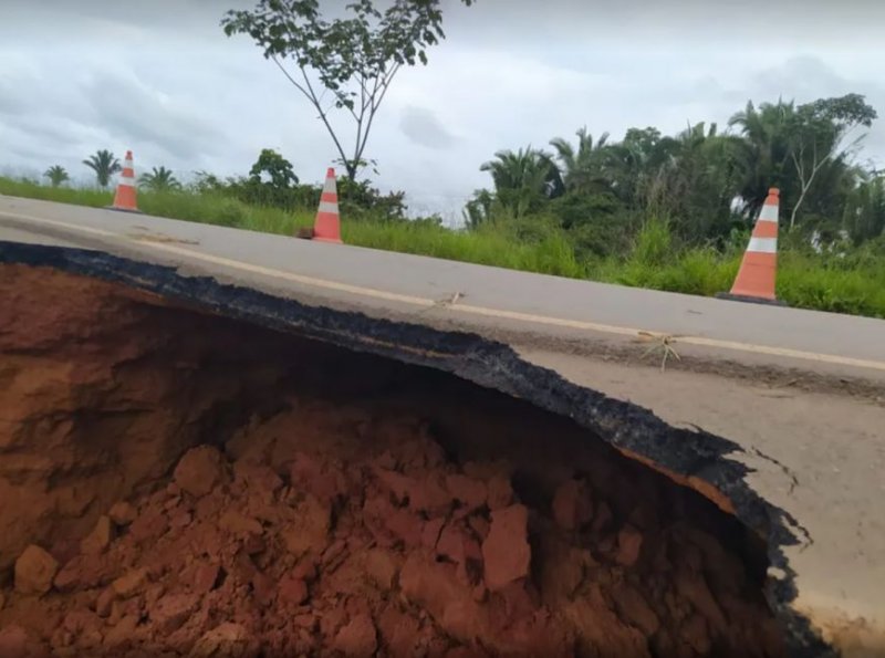 Cratera na BR-364: não há previsão para liberação da rodovia entre RO e AC, diz PRF