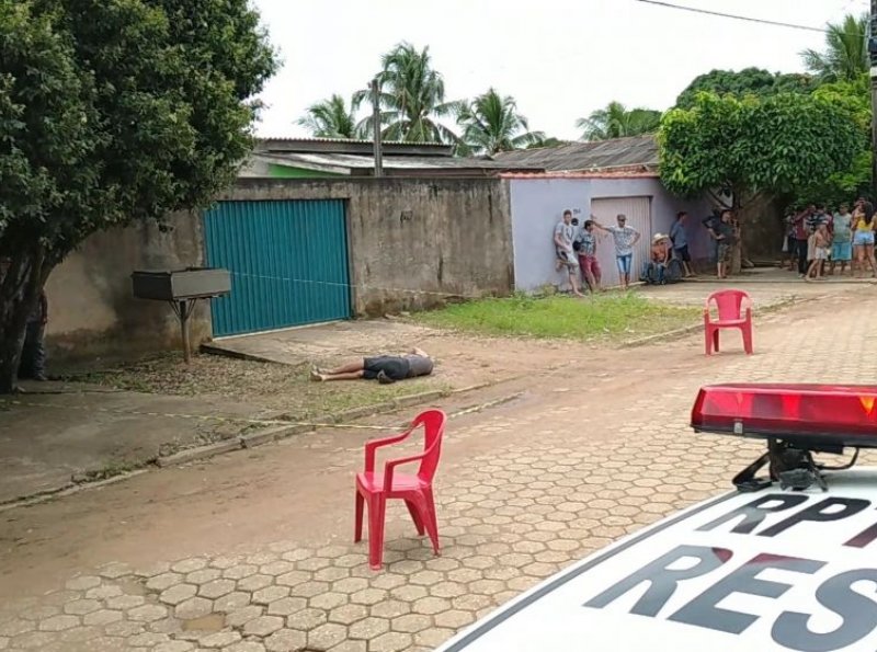 Homem é morto a tiros na frente de bar, no bairro Primavera