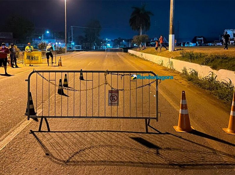 Manifestantes bloqueiam a BR-364 em Candeias e Cacoal; Ji-Paraná poderá fechar nesta quinta-feira