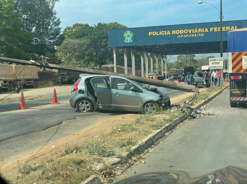 Motorista colide carro de frente com poste próximo a posto da PRF em Ji-Paraná, RO