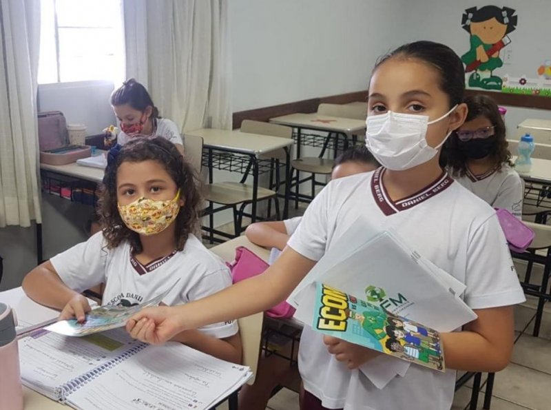 Personagem real de gibi do Ecoman distribui publicação em escola de Cacoal